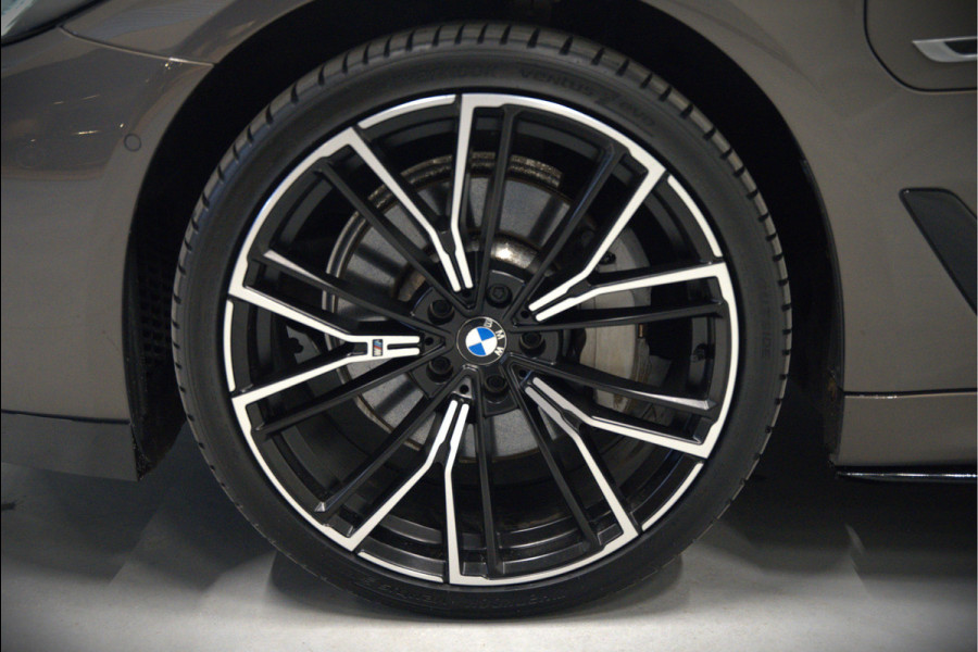 BMW 5 Serie 520e Business Edition Plus M Sport | M Performance | Alvitgrau | Panoramadak | Laser | Stoelverwarming | Stuurverwarming | Camera | Adaptive Cruise Control | Apple Carplay | Navigatie | Elektrische Stoelen | SOH 89%