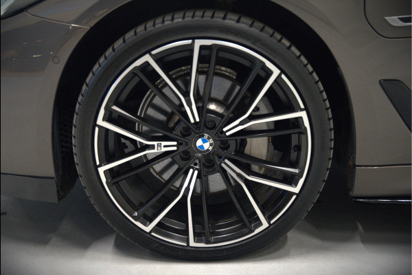 BMW 5 Serie 520e Business Edition Plus M Sport | M Performance | Alvitgrau | Panoramadak | Laser | Stoelverwarming | Stuurverwarming | Camera | Adaptive Cruise Control | Apple Carplay | Navigatie | Elektrische Stoelen | SOH 89%