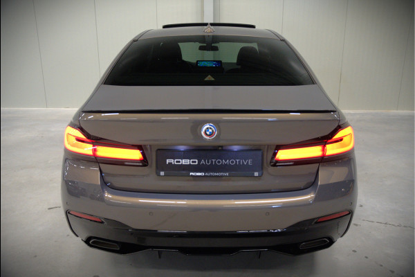 BMW 5 Serie 520e Business Edition Plus M Sport | M Performance | Alvitgrau | Panoramadak | Laser | Stoelverwarming | Stuurverwarming | Camera | Adaptive Cruise Control | Apple Carplay | Navigatie | Elektrische Stoelen | SOH 89%