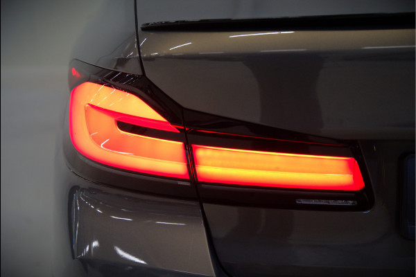 BMW 5 Serie 520e Business Edition Plus M Sport | M Performance | Alvitgrau | Panoramadak | Laser | Stoelverwarming | Stuurverwarming | Camera | Adaptive Cruise Control | Apple Carplay | Navigatie | Elektrische Stoelen | SOH 89%