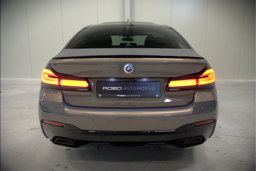 BMW 5 Serie 520e Business Edition Plus M Sport | M Performance | Alvitgrau | Panoramadak | Laser | Stoelverwarming | Stuurverwarming | Camera | Adaptive Cruise Control | Apple Carplay | Navigatie | Elektrische Stoelen | SOH 89%