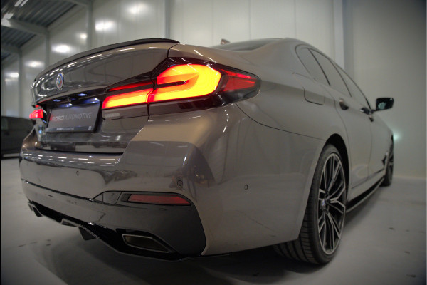 BMW 5 Serie 520e Business Edition Plus M Sport | M Performance | Alvitgrau | Panoramadak | Laser | Stoelverwarming | Stuurverwarming | Camera | Adaptive Cruise Control | Apple Carplay | Navigatie | Elektrische Stoelen | SOH 89%