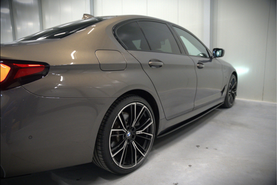 BMW 5 Serie 520e Business Edition Plus M Sport | M Performance | Alvitgrau | Panoramadak | Laser | Stoelverwarming | Stuurverwarming | Camera | Adaptive Cruise Control | Apple Carplay | Navigatie | Elektrische Stoelen | SOH 89%