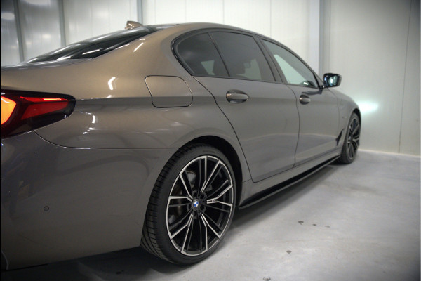 BMW 5 Serie 520e Business Edition Plus M Sport | M Performance | Alvitgrau | Panoramadak | Laser | Stoelverwarming | Stuurverwarming | Camera | Adaptive Cruise Control | Apple Carplay | Navigatie | Elektrische Stoelen | SOH 89%