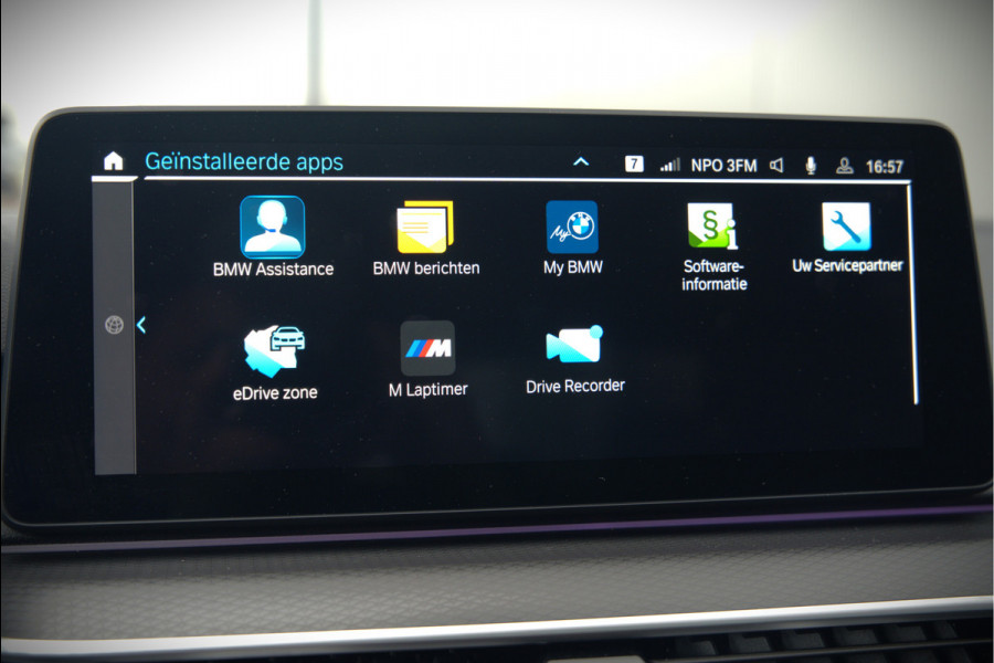 BMW 5 Serie 520e Business Edition Plus M Sport | M Performance | Alvitgrau | Panoramadak | Laser | Stoelverwarming | Stuurverwarming | Camera | Adaptive Cruise Control | Apple Carplay | Navigatie | Elektrische Stoelen | SOH 89%