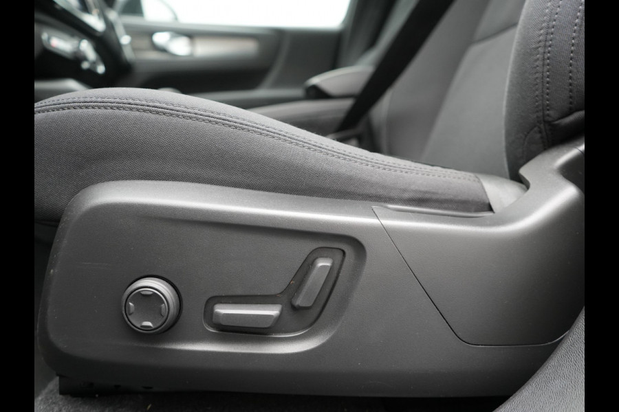 Volvo XC40 Pro Recharge Pure Electric 70kWh 232pk | Panodak | Adaptive Cruise | 360 Camera | Warmtepomp | Sportstoelen Memory & Verwarmd | Harman / Kardon | Google Assistent | 20"L.M | Stuur Verwarmd | Keyless | Blis | DAB |