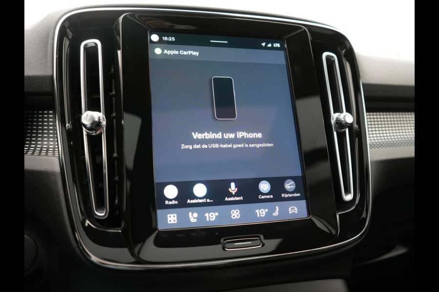 Volvo XC40 Pro Recharge Pure Electric 70kWh 232pk | Panodak | Adaptive Cruise | 360 Camera | Warmtepomp | Sportstoelen Memory & Verwarmd | Harman / Kardon | Google Assistent | 20"L.M | Stuur Verwarmd | Keyless | Blis | DAB |