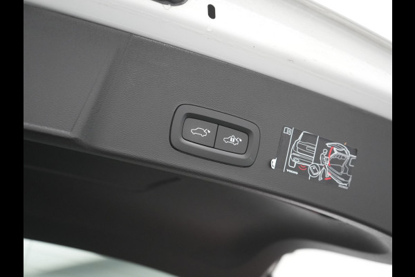 Volvo XC40 Pro Recharge Pure Electric 70kWh 232pk | Panodak | Adaptive Cruise | 360 Camera | Warmtepomp | Sportstoelen Memory & Verwarmd | Harman / Kardon | Google Assistent | 20"L.M | Stuur Verwarmd | Keyless | Blis | DAB |