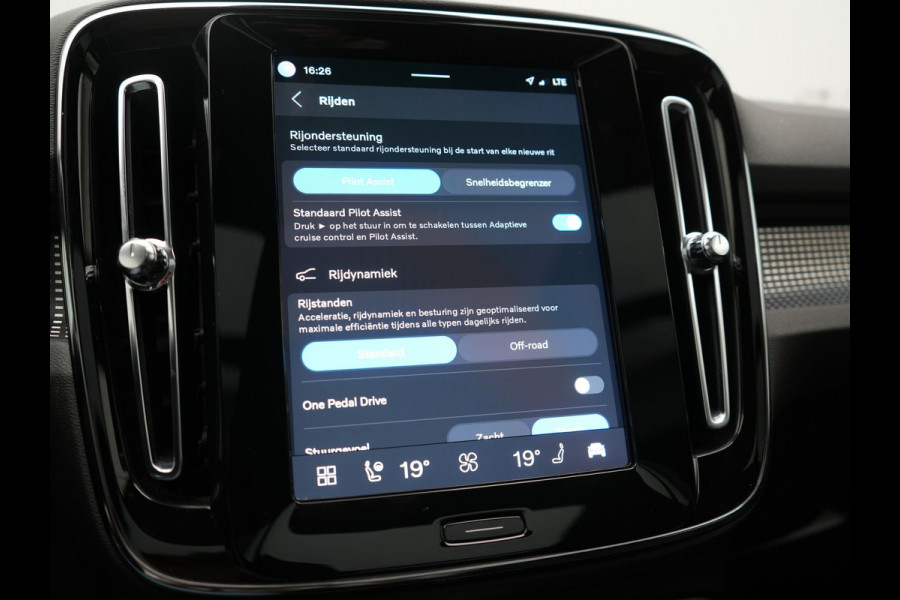 Volvo XC40 Pro Recharge Pure Electric 70kWh 232pk | Panodak | Adaptive Cruise | 360 Camera | Warmtepomp | Sportstoelen Memory & Verwarmd | Harman / Kardon | Google Assistent | 20"L.M | Stuur Verwarmd | Keyless | Blis | DAB |
