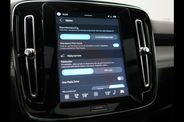 Volvo XC40 Pro Recharge Pure Electric 70kWh 232pk | Panodak | Adaptive Cruise | 360 Camera | Warmtepomp | Sportstoelen Memory & Verwarmd | Harman / Kardon | Google Assistent | 20"L.M | Stuur Verwarmd | Keyless | Blis | DAB |
