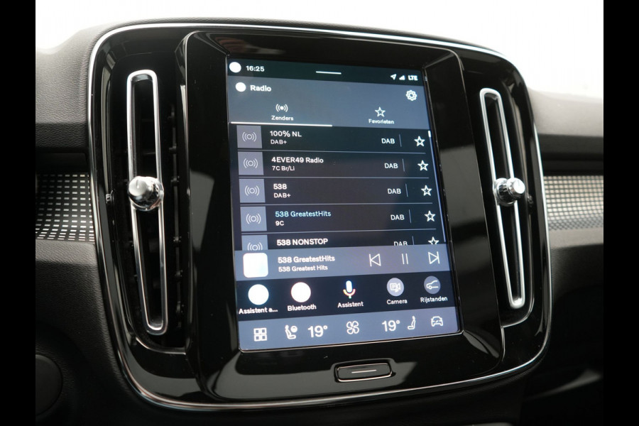 Volvo XC40 Pro Recharge Pure Electric 70kWh 232pk | Panodak | Adaptive Cruise | 360 Camera | Warmtepomp | Sportstoelen Memory & Verwarmd | Harman / Kardon | Google Assistent | 20"L.M | Stuur Verwarmd | Keyless | Blis | DAB |