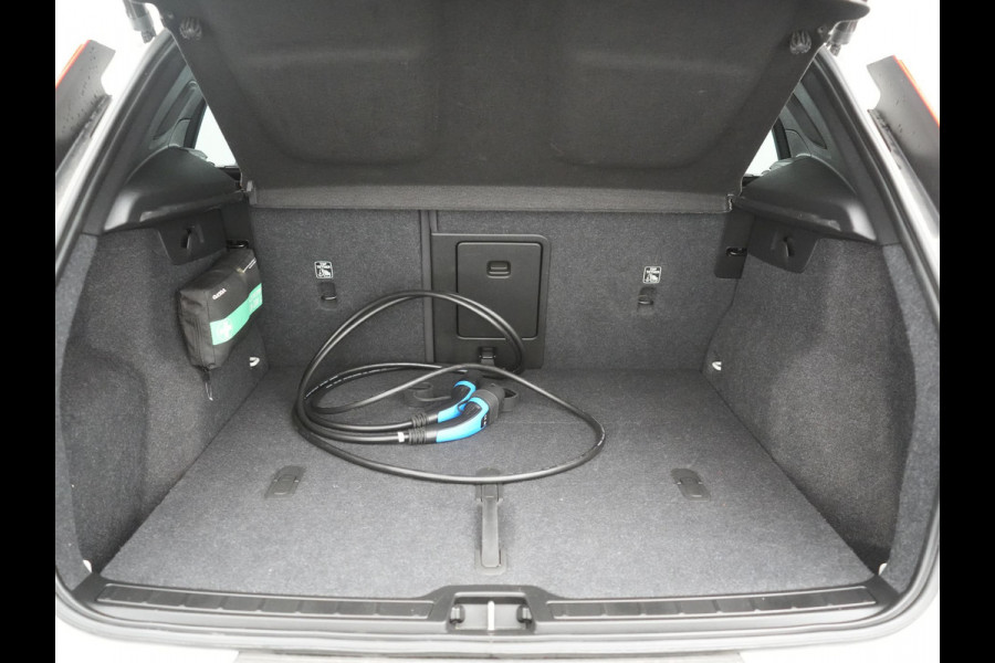 Volvo XC40 Pro Recharge Pure Electric 70kWh 232pk | Panodak | Adaptive Cruise | 360 Camera | Warmtepomp | Sportstoelen Memory & Verwarmd | Harman / Kardon | Google Assistent | 20"L.M | Stuur Verwarmd | Keyless | Blis | DAB |