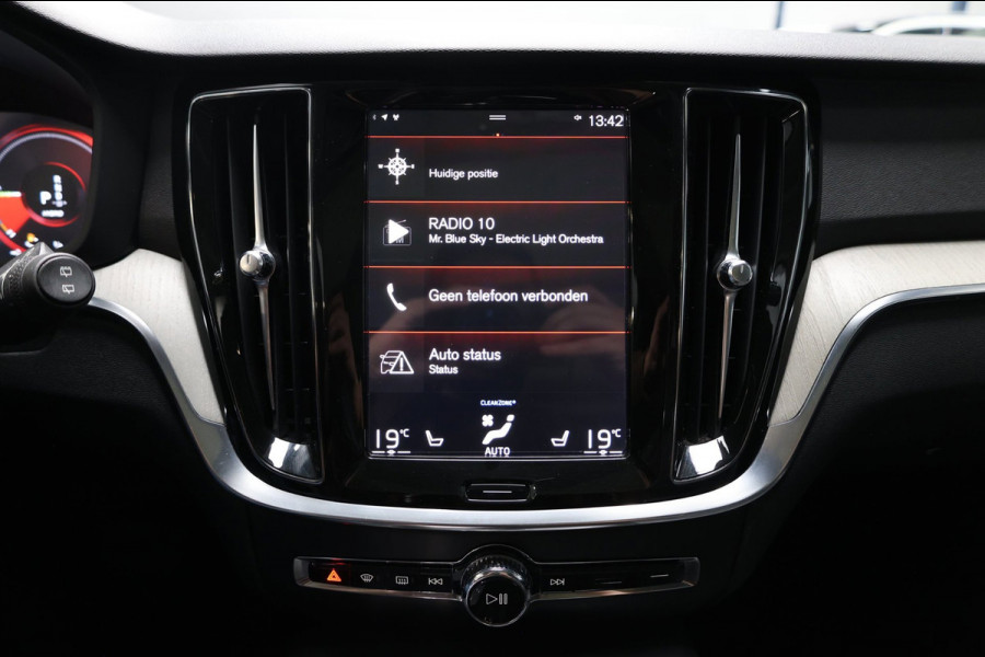 Volvo V60 2.0 T8 Twin Engine AWD R-Design BTW/LED/VIRTUAL/PANO/LEER+S.VERWARMING+MEMORY/KEYLES/CAM/HUD/LINE/ACC/12 MDN GARANTIE!