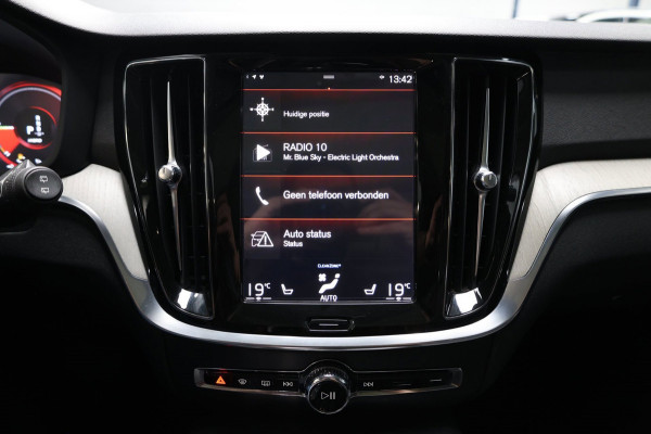 Volvo V60 2.0 T8 Twin Engine AWD R-Design BTW/LED/VIRTUAL/PANO/LEER+S.VERWARMING+MEMORY/KEYLES/CAM/HUD/LINE/ACC/12 MDN GARANTIE!