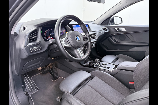 BMW 1-serie 118i AUT-7 Sport-Line Navi Ecc Live-Cockpit-Pro 1/2 Leer Sportstoelen Apple Carplay Android Auto Cruise Control Pdc Business Ed. DAB Lmv 17" Adap.Led Regen-Lichtsensor Isofix 1e Eigenaar Origineel Nederlandse Auto Dealeronderhouden
