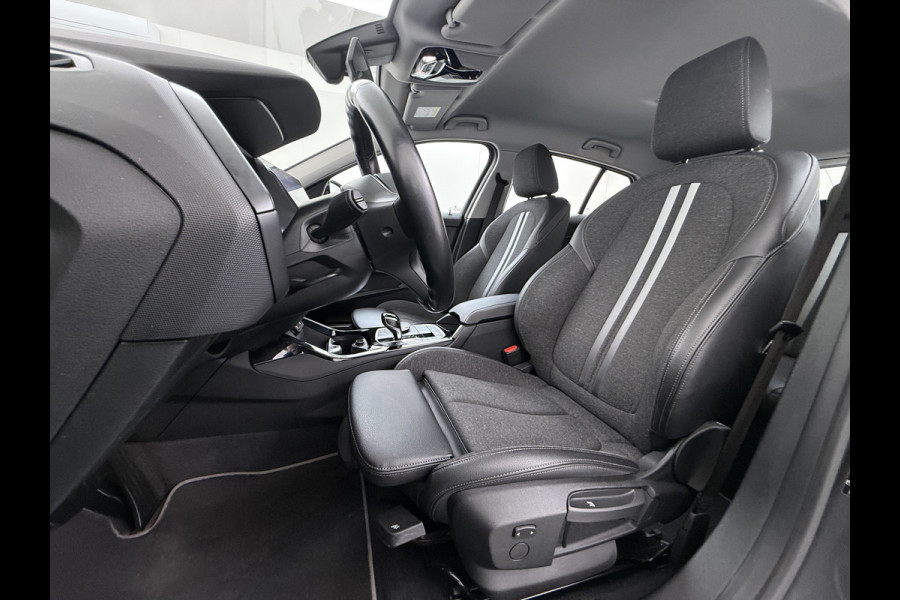 BMW 1-serie 118i AUT-7 Sport-Line Navi Ecc Live-Cockpit-Pro 1/2 Leer Sportstoelen Apple Carplay Android Auto Cruise Control Pdc Business Ed. DAB Lmv 17" Adap.Led Regen-Lichtsensor Isofix 1e Eigenaar Origineel Nederlandse Auto Dealeronderhouden