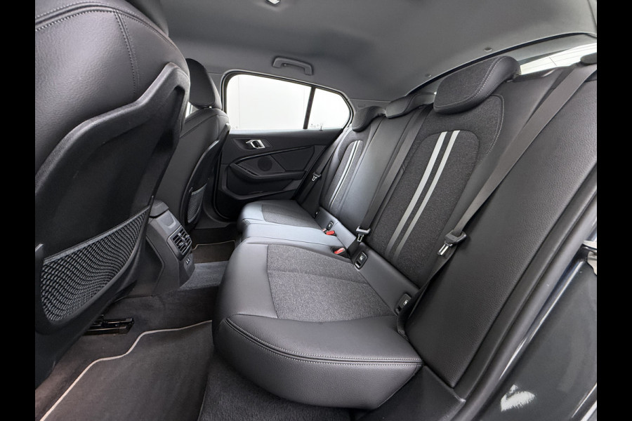 BMW 1-serie 118i AUT-7 Sport-Line Navi Ecc Live-Cockpit-Pro 1/2 Leer Sportstoelen Apple Carplay Android Auto Cruise Control Pdc Business Ed. DAB Lmv 17" Adap.Led Regen-Lichtsensor Isofix 1e Eigenaar Origineel Nederlandse Auto Dealeronderhouden