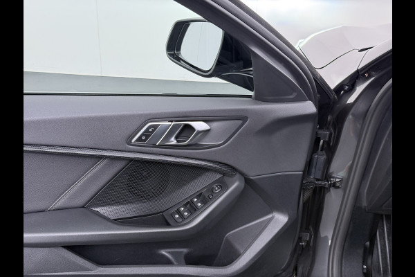 BMW 1-serie 118i AUT-7 Sport-Line Navi Ecc Live-Cockpit-Pro 1/2 Leer Sportstoelen Apple Carplay Android Auto Cruise Control Pdc Business Ed. DAB Lmv 17" Adap.Led Regen-Lichtsensor Isofix 1e Eigenaar Origineel Nederlandse Auto Dealeronderhouden