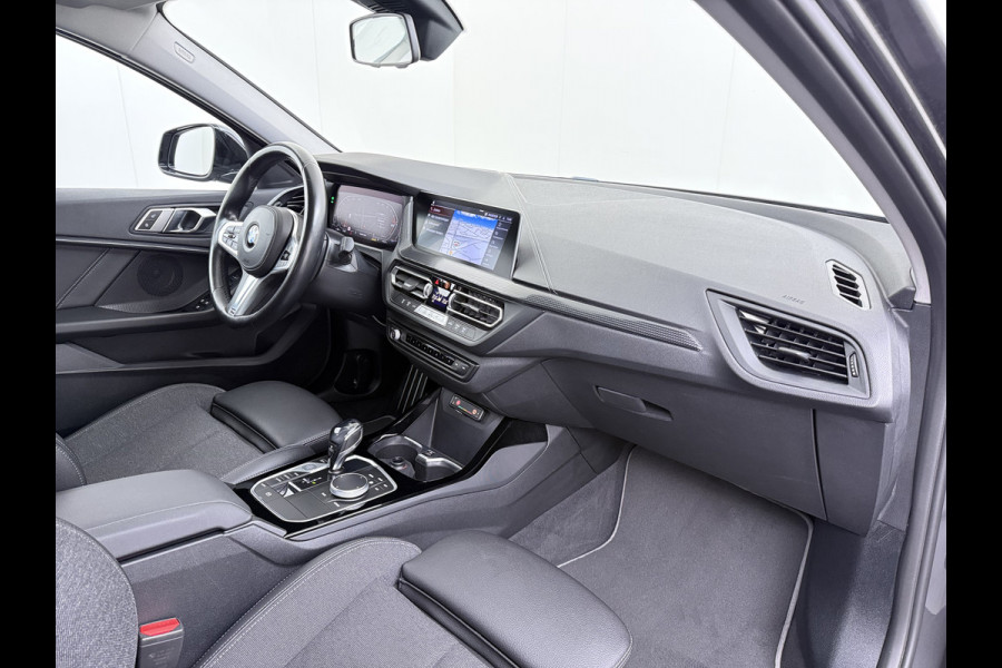 BMW 1-serie 118i AUT-7 Sport-Line Navi Ecc Live-Cockpit-Pro 1/2 Leer Sportstoelen Apple Carplay Android Auto Cruise Control Pdc Business Ed. DAB Lmv 17" Adap.Led Regen-Lichtsensor Isofix 1e Eigenaar Origineel Nederlandse Auto Dealeronderhouden