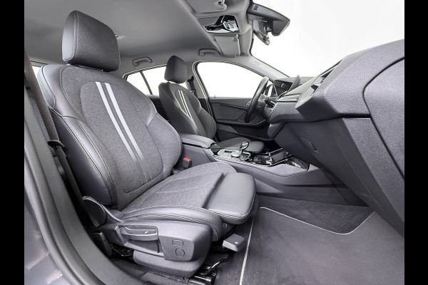 BMW 1-serie 118i AUT-7 Sport-Line Navi Ecc Live-Cockpit-Pro 1/2 Leer Sportstoelen Apple Carplay Android Auto Cruise Control Pdc Business Ed. DAB Lmv 17" Adap.Led Regen-Lichtsensor Isofix 1e Eigenaar Origineel Nederlandse Auto Dealeronderhouden