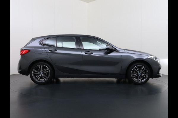 BMW 1-serie 118i AUT-7 Sport-Line Navi Ecc Live-Cockpit-Pro 1/2 Leer Sportstoelen Apple Carplay Android Auto Cruise Control Pdc Business Ed. DAB Lmv 17" Adap.Led Regen-Lichtsensor Isofix 1e Eigenaar Origineel Nederlandse Auto Dealeronderhouden