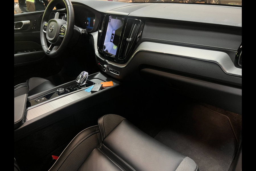 Volvo XC60 2.0 T8 AWD R-DESIGN BLACK-LINE BJ2023 455PK SOH 98,54% LUCHTVERING/ PANO/LEDER/H&K/H-UP/360CAM