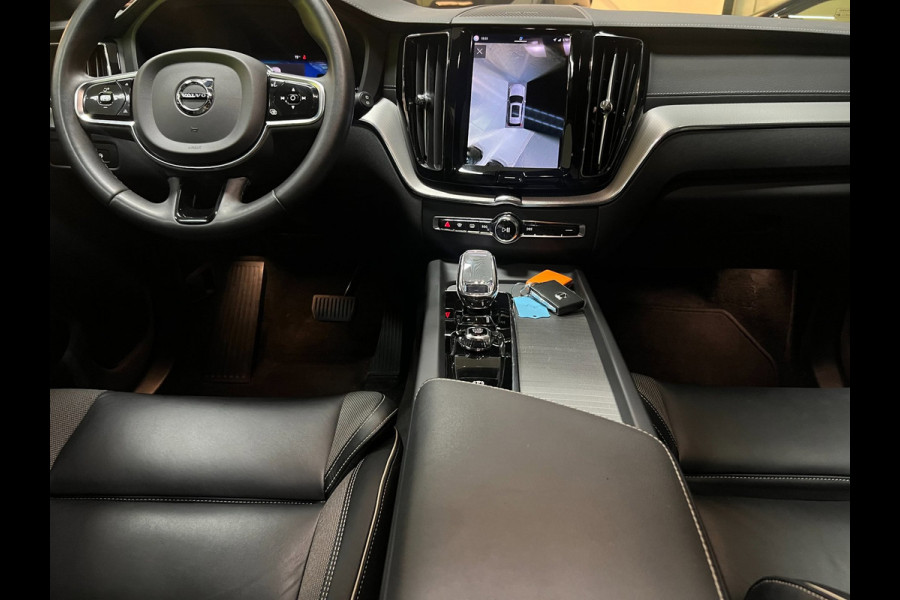 Volvo XC60 2.0 T8 AWD R-DESIGN BLACK-LINE BJ2023 455PK SOH 98,54% LUCHTVERING/ PANO/LEDER/H&K/H-UP/360CAM