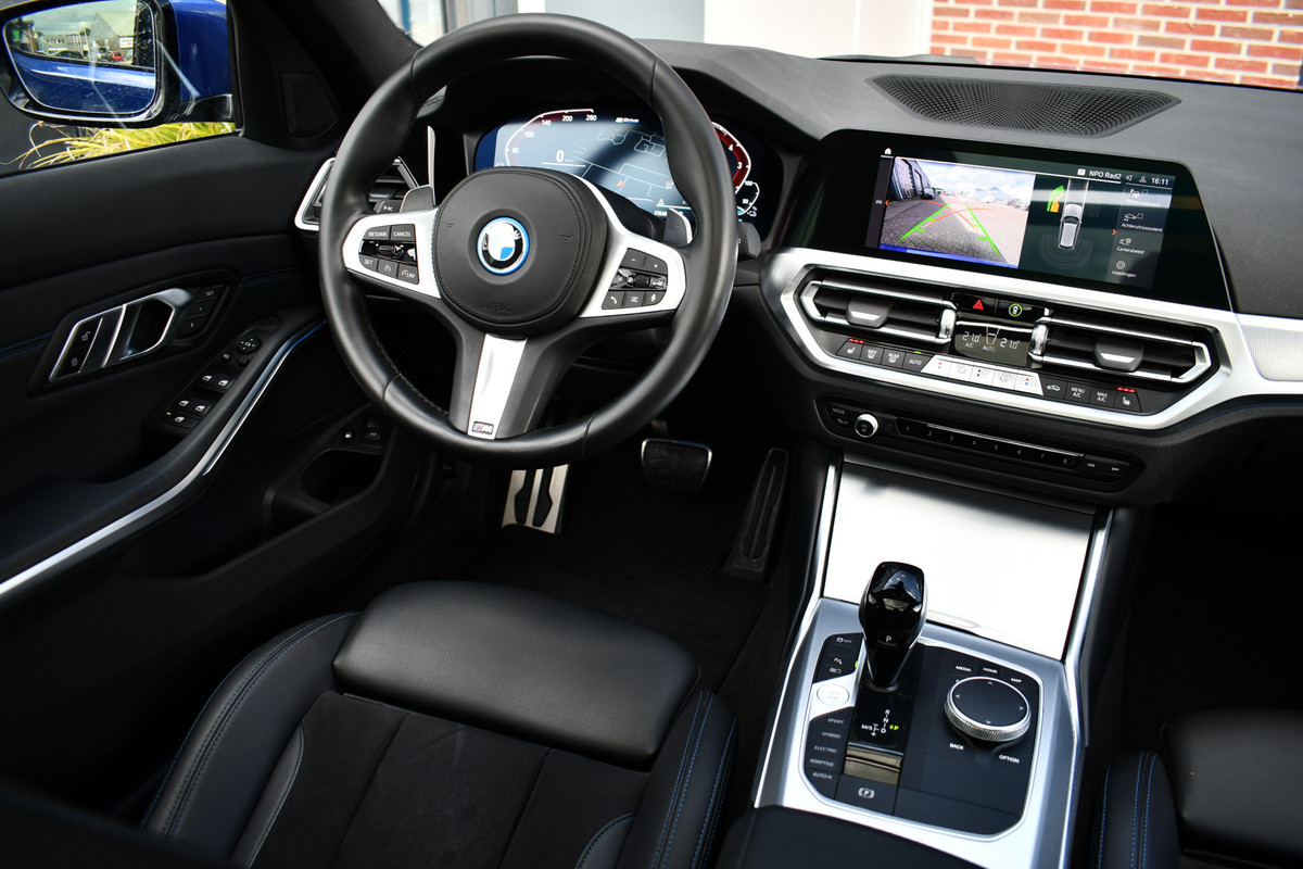 BMW 3 Serie Touring 330e xDrive M-Sport Pano Trekh El-zetels HUD Laser 19inch Adp-onderstel