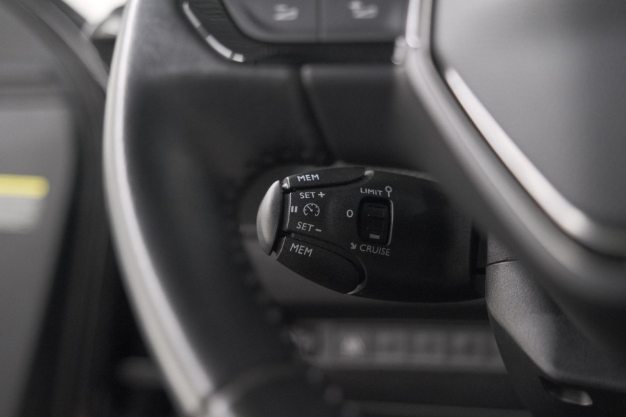 Peugeot 2008 PureTech 130 Blue Lease Allure | Camera | Apple Carplay | Parkeersensoren | Climate Control