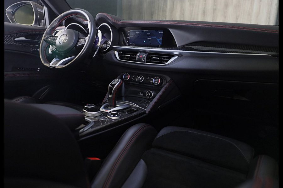 Alfa Romeo Stelvio 2.0 T AWD Veloce Ti / Carbon / Acc / Lane Assist / Dode Hoek / Camera / Open Panoramadak / Led / Pdc / 21 Inch