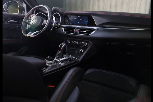 Alfa Romeo Stelvio 2.0 T AWD Veloce Ti / Carbon / Acc / Lane Assist / Dode Hoek / Camera / Open Panoramadak / Led / Pdc / 21 Inch