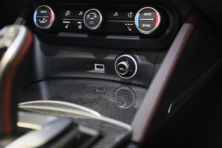 Alfa Romeo Stelvio 2.0 T AWD Veloce Ti / Carbon / Acc / Lane Assist / Dode Hoek / Camera / Open Panoramadak / Led / Pdc / 21 Inch
