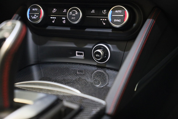 Alfa Romeo Stelvio 2.0 T AWD Veloce Ti / Carbon / Acc / Lane Assist / Dode Hoek / Camera / Open Panoramadak / Led / Pdc / 21 Inch