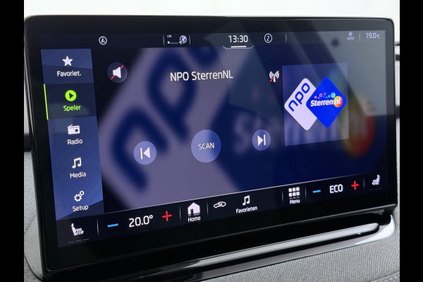 Škoda ENYAQ iV 80 Trekhaak SOH 95% Warmtepomp Adap.Cruise 3-Zone Ecc 360°Camera Stuur+Stoelverwarming Navi Ecc Pdc Draadloze telefoonlader Keyless Privacy Glas Lmv Led Apple Carplay Android Auto DAB P-Assist Dodehoek detectie File Asist 1.000KG Trekgewicht Origineel Nederlandse Auto