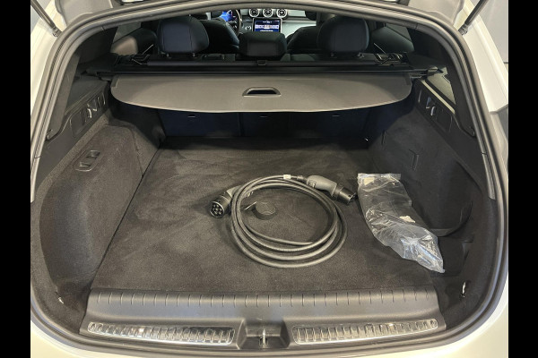 Mercedes-Benz C-Klasse Estate 300 e AMG Line C63 Diffuser/18"/Panoramadak/Laser LED/Trekhaak/Stoelverwarming + memory l + r/Adaptieve cruise/Sfeerverlichting premium/Elektrische klep/Apple Carplay & Android Auto