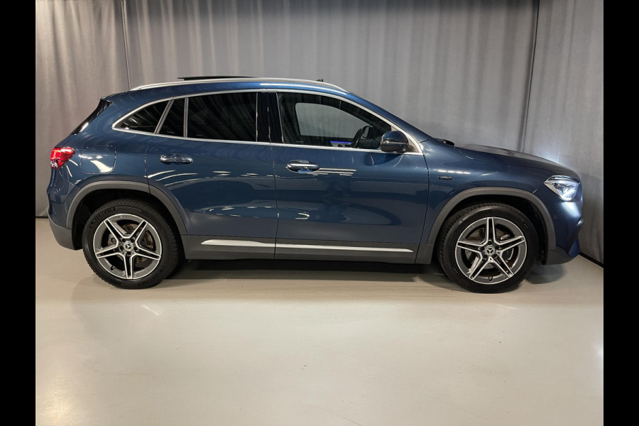 Mercedes-Benz GLA 250 e AMG Line Limited 19"/Panoramadak/Adaptieve cruise/Dodehoek/Sfeerverlichting/Stoelverwarming + memory/Camera/Elektrische klep