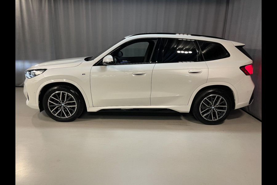 BMW X1 sDrive18i M Sport Shadow Line 18"/Sportstoelen/Adaptieve cruise/Keyless/Stoelverwarming/Camera/Elektrisch klep