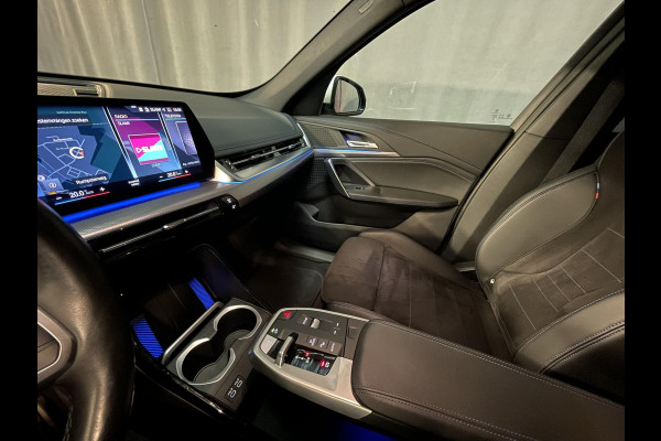 BMW X1 sDrive18i M Sport Shadow Line 18"/Sportstoelen/Adaptieve cruise/Keyless/Stoelverwarming/Camera/Elektrisch klep
