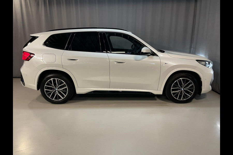 BMW X1 sDrive18i M Sport Shadow Line 18"/Sportstoelen/Adaptieve cruise/Keyless/Stoelverwarming/Camera/Elektrisch klep