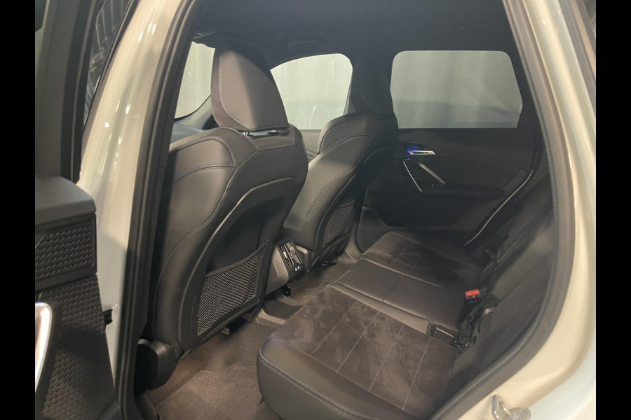 BMW X1 sDrive18i M Sport Shadow Line 18"/Sportstoelen/Adaptieve cruise/Keyless/Stoelverwarming/Camera/Elektrisch klep