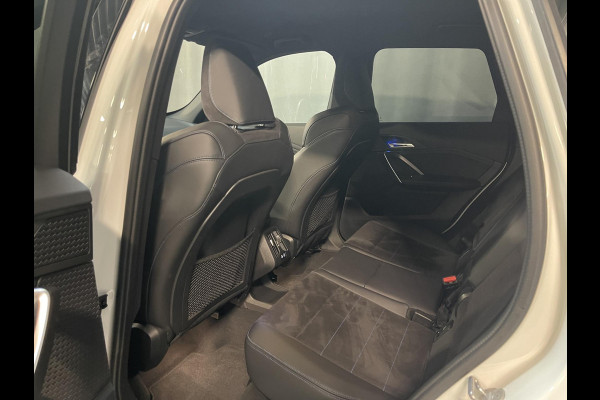 BMW X1 sDrive18i M Sport Shadow Line 18"/Sportstoelen/Adaptieve cruise/Keyless/Stoelverwarming/Camera/Elektrisch klep