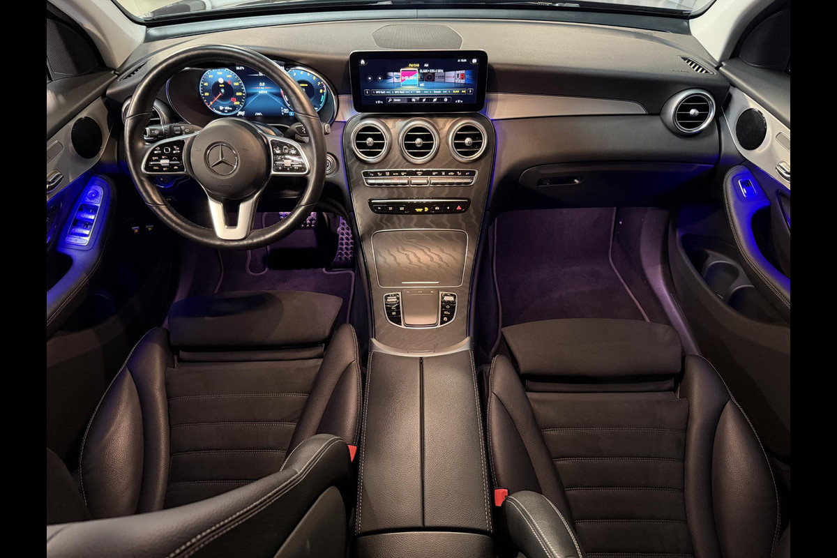 Mercedes-Benz GLC 300e 4MATIC AMG Line 19"/Trekhaak/Stoel + stuurverwarming + memory l+r/Adaptieve cruise/Dodehoek/Rijstrooksensor/Sfeerverlichting/Apple Carplay & Android Auto