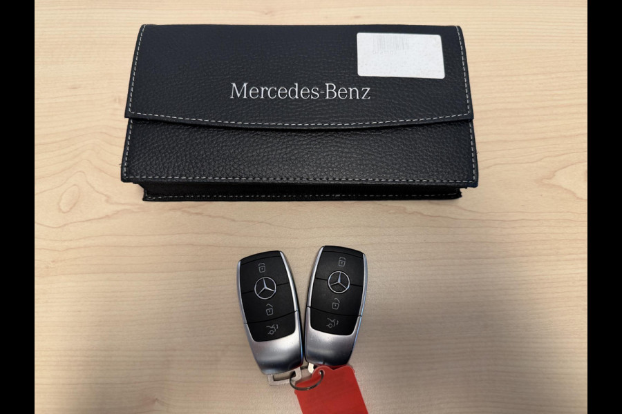 Mercedes-Benz GLC 300e 4MATIC AMG Line 19"/Trekhaak/Stoel + stuurverwarming + memory l+r/Adaptieve cruise/Dodehoek/Rijstrooksensor/Sfeerverlichting/Apple Carplay & Android Auto