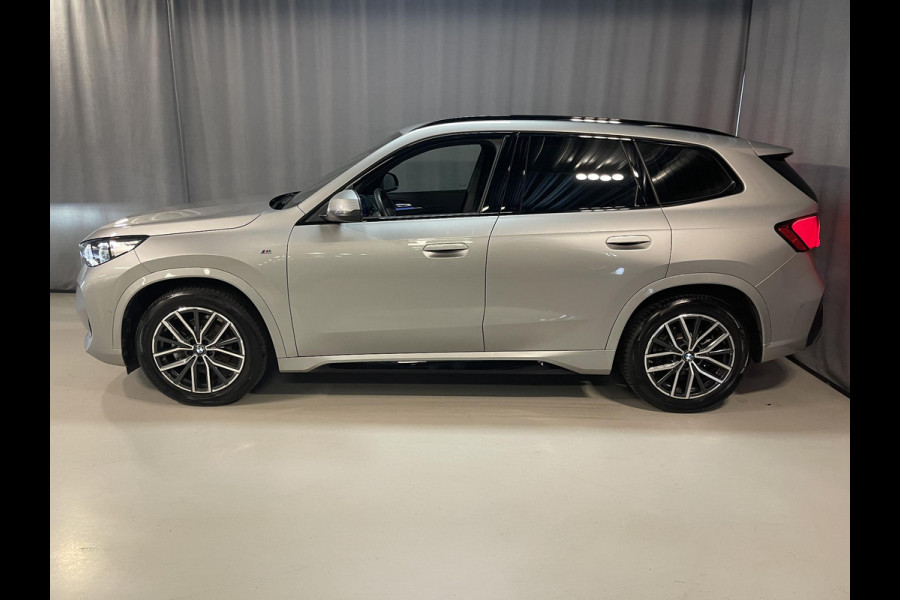 BMW X1 sDrive18i M Sport Shadow Line 18"/Sportstoelen/Keyless/Alarm/Adaptief LED/Stoelverwarming/Camera/Elektrisch klep