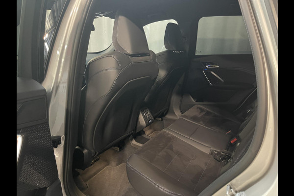 BMW X1 sDrive18i M Sport Shadow Line 18"/Sportstoelen/Keyless/Alarm/Adaptief LED/Stoelverwarming/Camera/Elektrisch klep