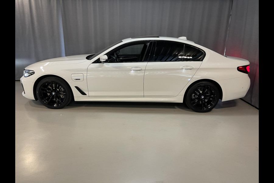 BMW 5 Serie 530e Business Edition Plus M Sport 19"/Schuif-kanteldak/Trekhaak/Camera/Stoelverwarming + memory/PDC v+a/LED