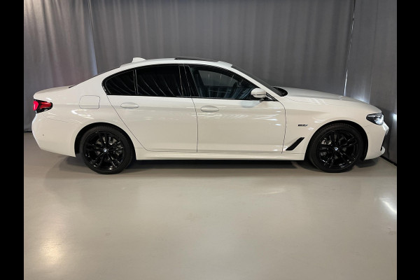 BMW 5 Serie 530e Business Edition Plus M Sport 19"/Schuif-kanteldak/Trekhaak/Camera/Stoelverwarming + memory/PDC v+a/LED