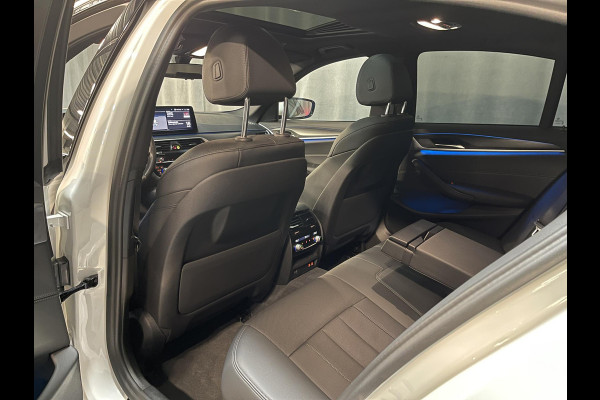 BMW 5 Serie 530e Business Edition Plus M Sport 19"/Schuif-kanteldak/Trekhaak/Camera/Stoelverwarming + memory/PDC v+a/LED