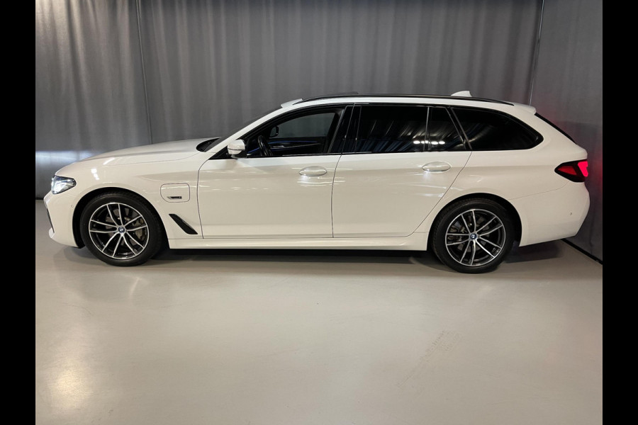 BMW 5 Serie Touring 530e High Executive M Sport 18"/Panoramadak/Laser LED/Adaptief onderstel/Head-up/Keyless/Stoelverwarming/Adaptieve cruise/Dodehoek/Camera/Apple Carplay & Android Auto/HiFi