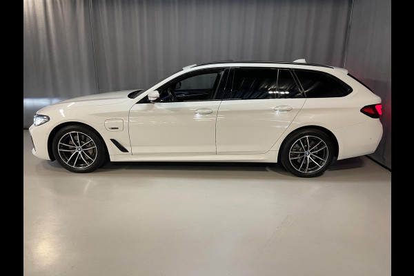 BMW 5 Serie Touring 530e High Executive M Sport 18"/Panoramadak/Laser LED/Adaptief onderstel/Head-up/Keyless/Stoelverwarming/Adaptieve cruise/Dodehoek/Camera/Apple Carplay & Android Auto/HiFi